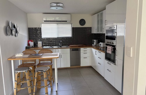 West End Apartment | Pine Lodge-Stylish 2 bedroom unit convenient location, West End
