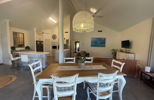 Walliston House | Ping Willows Guesthouse: Spacious Accommodation in the Perth Hills