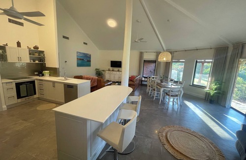 Walliston House | Ping Willows Guesthouse: Spacious Accommodation in the Perth Hills
