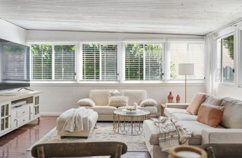 Coffs Harbour House | Pip's Cottage - Cafes, Bars, Pets OK, Jetty Beach