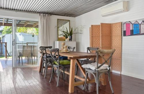 Coffs Harbour House | Pip's Cottage - Cafes, Bars, Pets OK, Jetty Beach