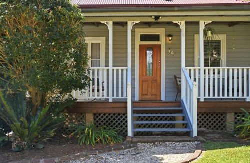 Coffs Harbour House | Pip's Cottage - Cafes, Bars, Pets OK, Jetty Beach