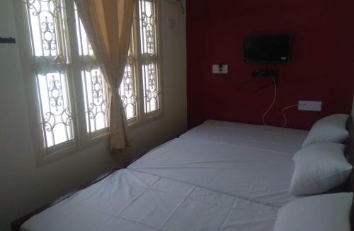 Thousand Lights Hotel | Pmr Enclave near apollo hospital
