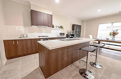 Point Cook House | Point Cook 6 BRM 4-Bathroom House for Big Group