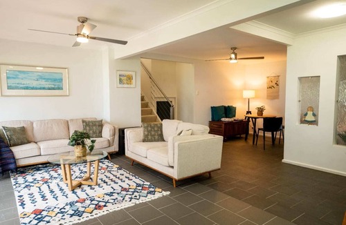 Killarney Vale House | Pool and Spa on the Lakefront / Killarney Vale
