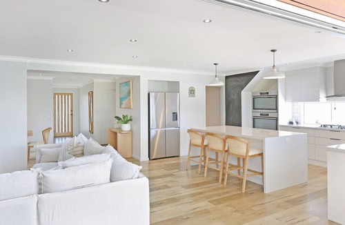 Barwon Heads House | Pool House Barwon Heads 4 bedroom, 2 bathroom, sleeping 8, Heated Pool