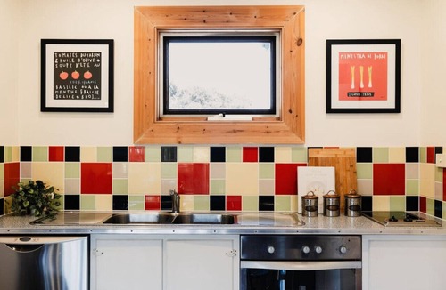 Wallington Apartment | Poolside Loft- Private retreat, Shared Pool/Spa, Basketball Court, Close to wineries, Golf, Beaches