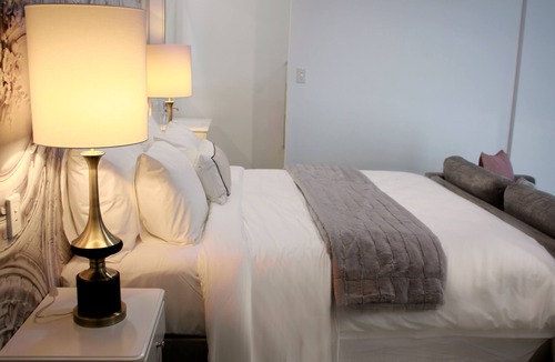 Highgate Apartment | Poolside Suite - Haven on the Park
