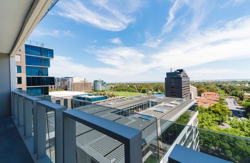 Melbourne Apartment | Pride Fawkner Apt Bay-view 4 Free PARKING+POOL Netflix & Foxtel
