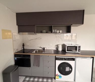 Carlton South Apartment | Prime Carlton 1BR Walk to CBD & UNI