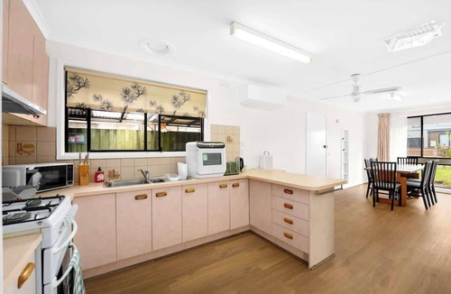 Cranbourne House | Prime Location 3BR Family Home 3-Min Walk to Shops