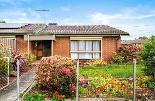 Cranbourne House | Prime Location 3BR Family Home 3-Min Walk to Shops