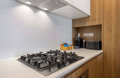 Eagle Farm Apartment | Prime Location: Eat Street, Restaurants & 5kms CBD