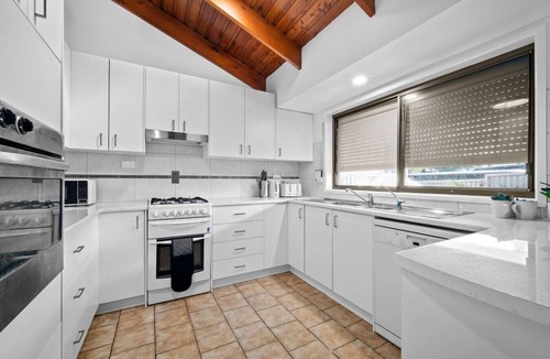 Loganlea House | Prime Location | Train, Hospital & Shops Nearby