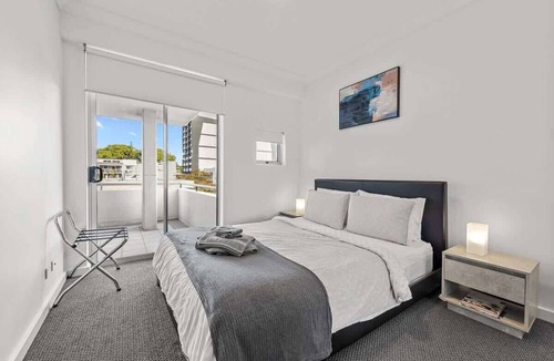 Bowen Hills Apartment | Prime Position! 3Bed/2Bath/1Car ~ 10mins to CBD