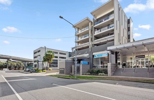 Bowen Hills Apartment | Prime Position! 3Bed/2Bath/1Car ~ 10mins to CBD