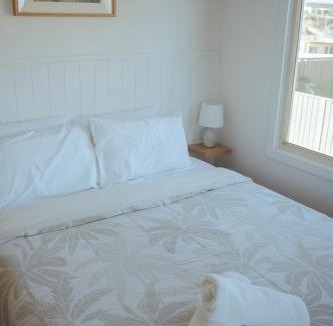Ledge Point House | Princes Beach Cottage, sea views, BBQ & fireplace