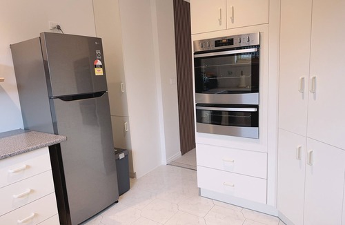 Bentleigh House | Private 1BR Home in Bentleigh Central · Walk to Station ·Full Kitchen & Netflix