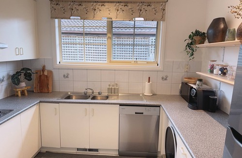 Bentleigh House | Private 1BR Home in Bentleigh Central · Walk to Station ·Full Kitchen & Netflix