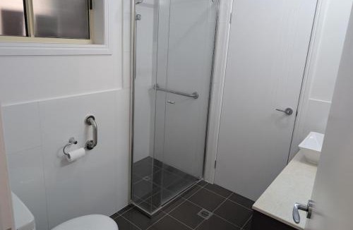 Oxenford House | Private 2-Bedroom Flat in Oxenford - Quiet, Comfortable & Close to Theme Parks