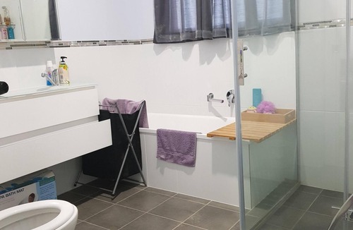 Noarlunga Downs Bed & Breakfast | Private 2BR unit 4 beds free wifi & netflix & parks wine/beach