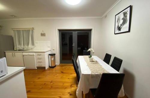 California Gully House | Private 3Bed Home with Large Deck Central Location