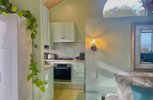 Duncan House | Private Beach Retreat Dome, 2 minutes walk to stunning Snelling Beach