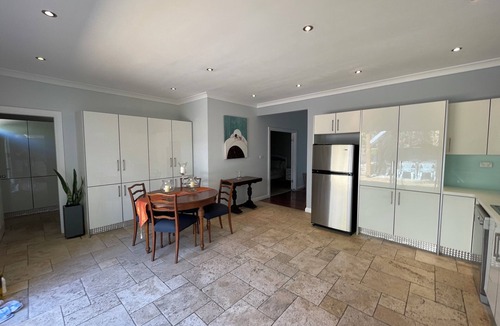 Seaforth House | Private, clean & charming cottage, close to beaches, transport & restaurants.