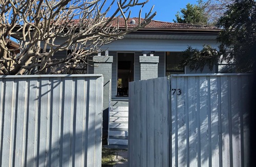 Seaforth House | Private, clean & charming cottage, close to beaches, transport & restaurants.