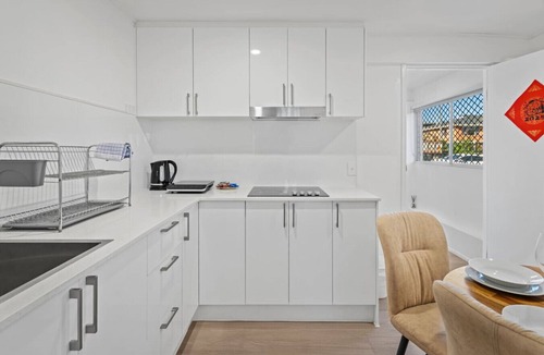 Macgregor House | Private King-bed Suite Near Garden City w/Kitchen
