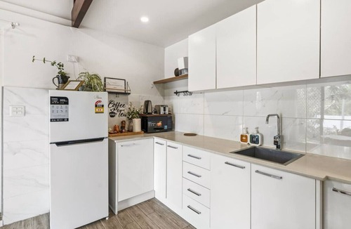 Daisy Hill House | Private Loft Studio | High Ceiling | Tennis Court