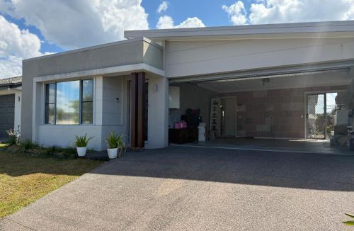 Mango Hill House | Private Master Suite with Ensuite at Mango Hill Home