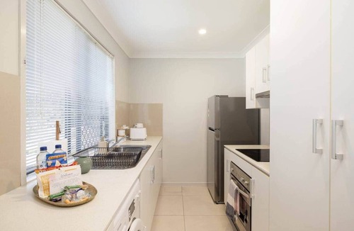 Rocklea Apartment | Private Rocklea 2BR | AC | Parking | 220D2