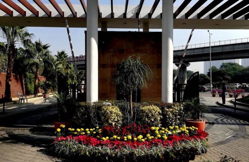 DLF Phase 5 Resort | Private room ∙ 2 guests