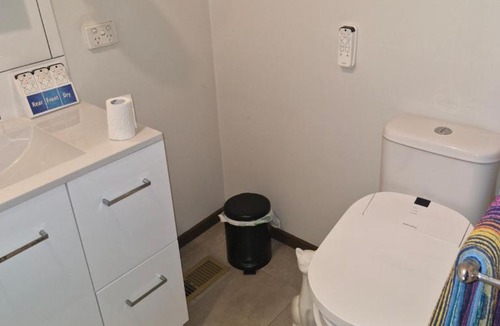 Glen Waverley House | Private Studio Ensuite & Kitchenette