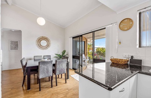Alexandra Headland Apartment | Quaint 2-Bed Beach Abode with Ocean Views