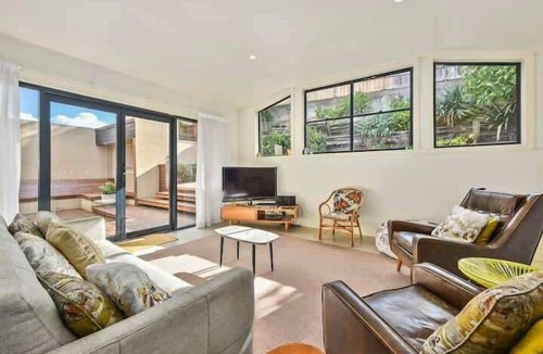 Launceston CBD House | Queen on Charles 4BR Large Luxury Home
