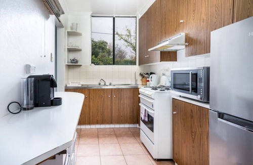 Griffith Apartment | Quiet 2BR Apartment with Garden views in Griffith