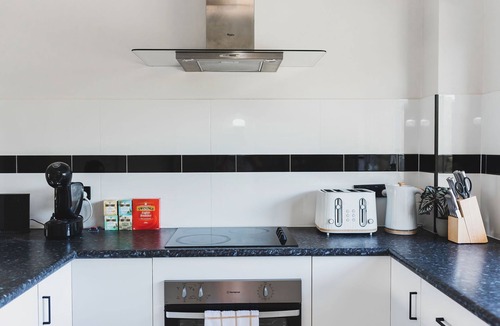 Woolner Apartment | Quiet Centrally located apartment only 10 mins from Airport!