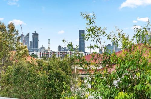 Woolloongabba Apartment | Quiet & Leafy 1BR Apt with Parking, Balcony & Wi-Fi