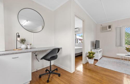 Woolloongabba Apartment | Quiet & Leafy 1BR Apt with Parking, Balcony & Wi-Fi