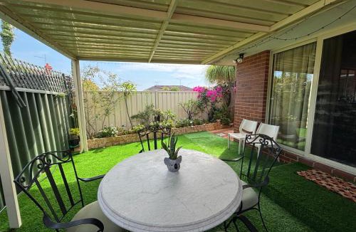 Yokine Villa | Quiet Leafy Retreat - Close to Perth CBD