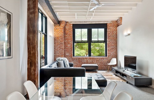 Teneriffe Apartment | Quintessential Woolstore Warehouse~1Bed/1Bath/1Car