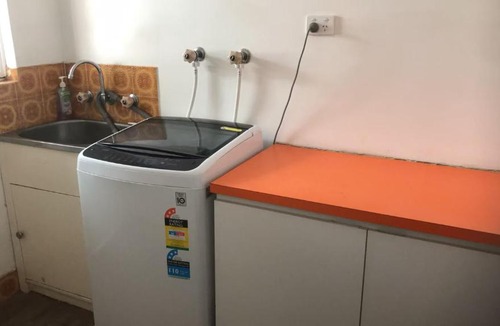 Maddington House | R4 Bright Spacious Room near Perth Airport with AC