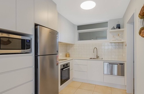 Coolangatta Apartment | Rainbow Pacific Unit 20- Lovely Beachfront unit in Rainbow Bay Coolangatta with Wi-Fi Included