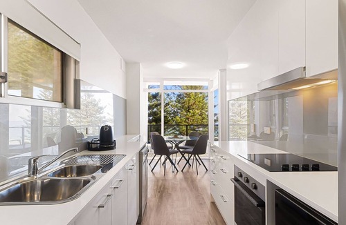Coolangatta Apartment | Rainbow Pacific Unit 15 - Beachfront unit a great spot for a family beach holiday with Wi-Fi Inc.