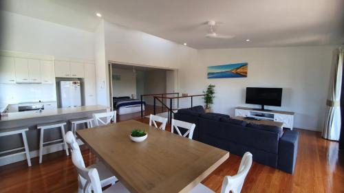 Rainbow Beach Apartment | Rainbow Surf 1 - Rainbow Beach - Aircon - pool - walk to beach - Wifi