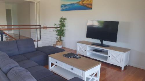 Rainbow Beach Apartment | Rainbow Surf 1 - Rainbow Beach - Aircon - pool - walk to beach - Wifi