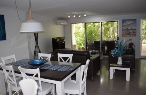 Moffat Beach Apartment | Raintrees Moffat Beach