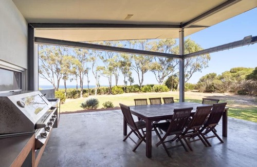 Redgate House | Redgate Beach House with Private Tennis Court